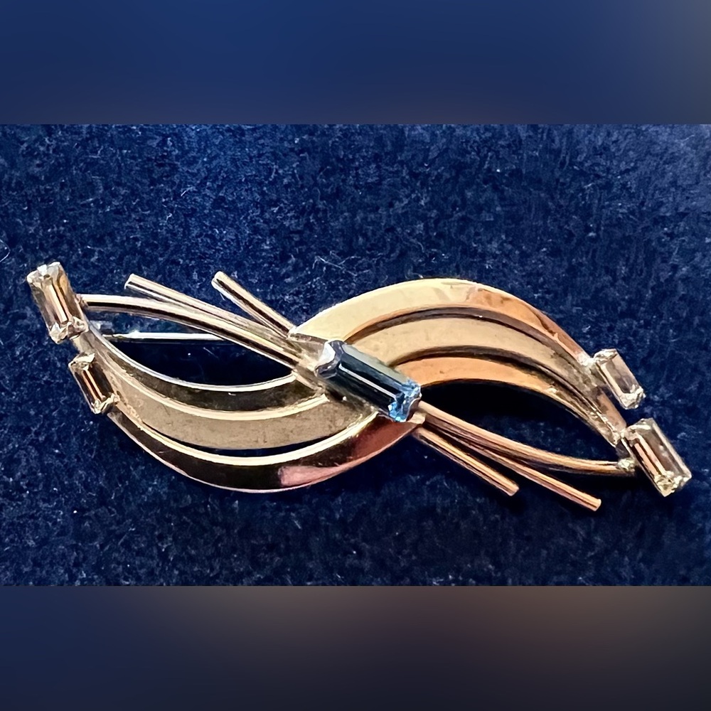 Vtg Sterling Silver Brooch with a Sapphire center and Chrystal’s on the sides